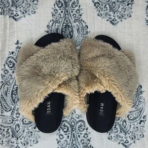ROAM Faux Fur Slide Sandals Women’s Taupe Cozy Slip On Lounge Slides